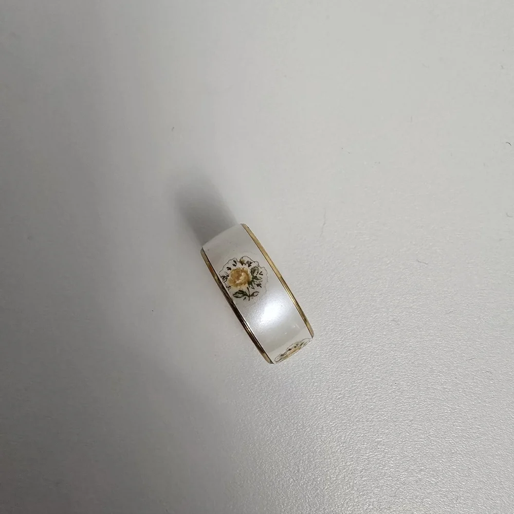 Beautiful Gold Tone White Flower Ring Size 7.5